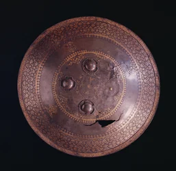 Ocelový štít se složitým zlatým zdobením